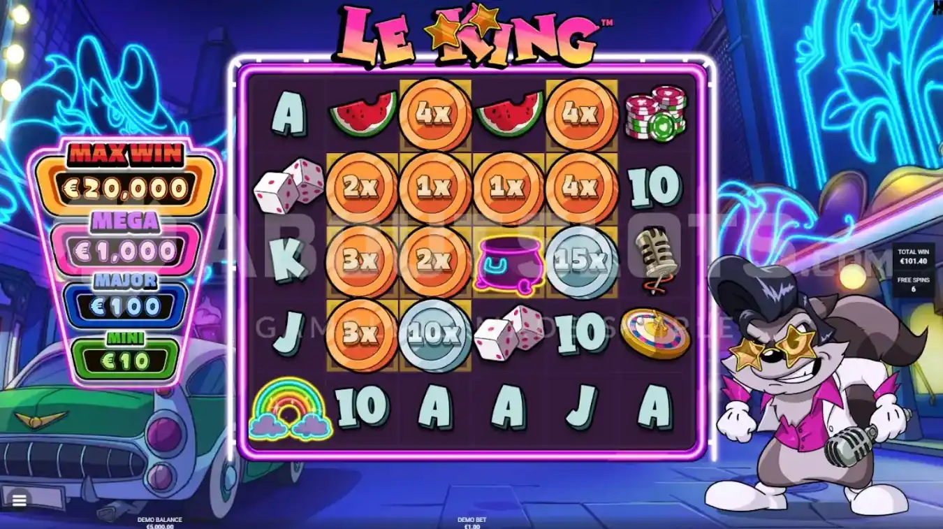 Jogabilidade do caça-níqueis Le King com rolos, símbolos e personagem de desenho animado guaxinim